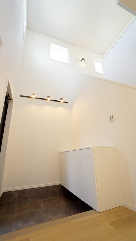 吹き抜け仕様の開放的ひろびろ玄関　大容量のシューズ収納つき