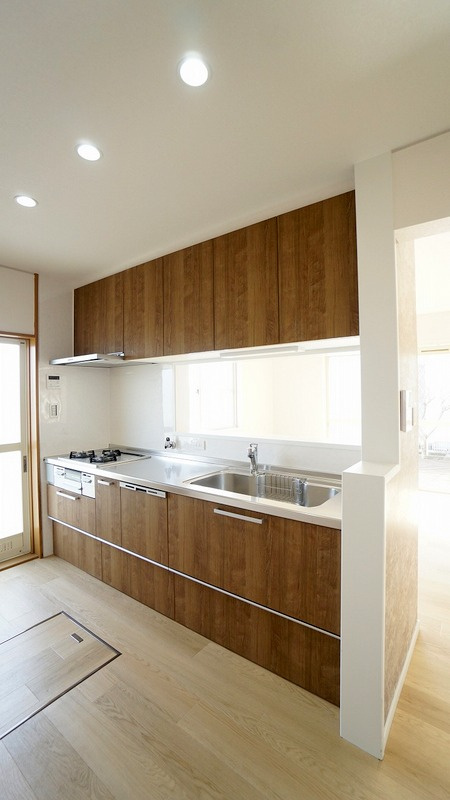 新調されたカウンターつきキッチン　ダウンライトで明るく調理も快適　