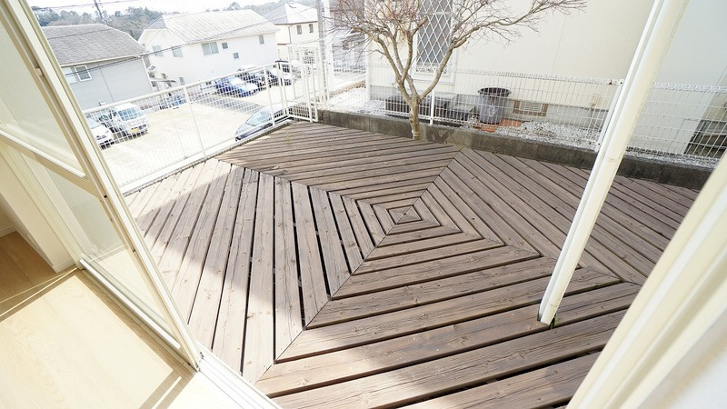 ウッドデッキテラス　ＬＤＫ、お庭、駐車スペースからもアクセスできるテラスでバーベキュー、ドッグカフェ、ガーデニングなども楽しめます