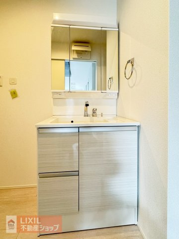【洗髪洗面化粧台】現地完成写真。ご家族分もたっぷり収納できます！