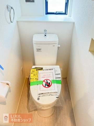 【トイレ】現地完成写真。温水洗浄暖房便座付き。