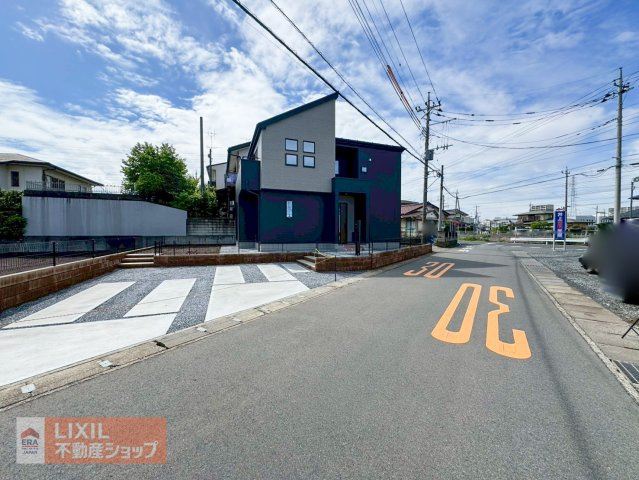 【前面道路】現地完成写真。道幅や駐車など、ご確認ください。