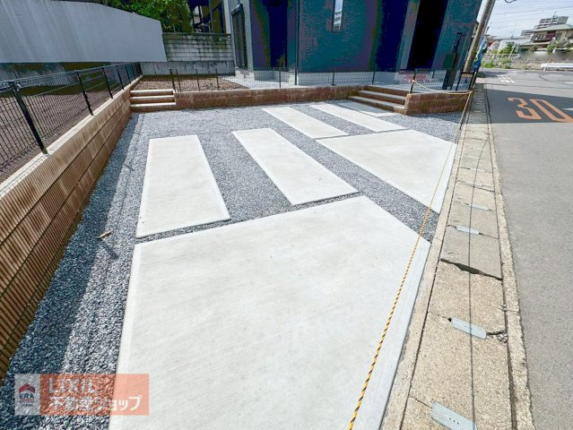 【駐車スペース】現地完成写真。ゆったりとした駐車スペースです。