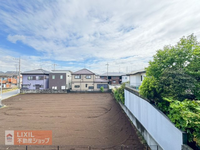 【建物からの眺望】現地完成写真。バルコニーからの景色。十分な間隔が確保されております。