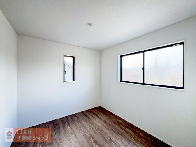 【寝室】現地完成写真。明るい採光の入る主寝室です。