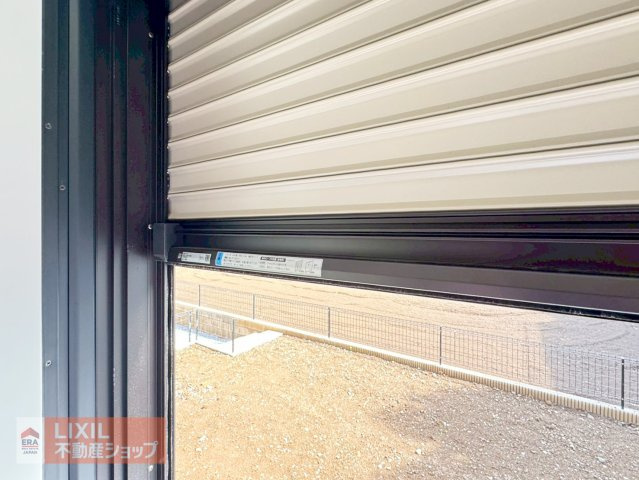 【防犯設備】現地完成写真。1階リビングには雨風の強い日にも役立つ防犯シャッターがついています。