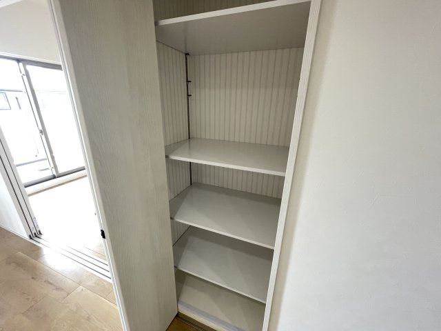リビングにある収納。散らかしやすい書類や小物、掃除用具入れとしても！