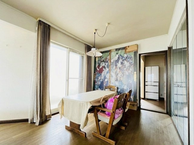 南向きの明るいダイニング、庭とつながる寛ぎ空間