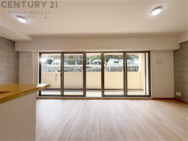 大きな窓が一面に設置された居間リビングは、豊かな自然光が差し込み一日中明るく快適。開放感と温もりに包まれる心地よい空間です。　