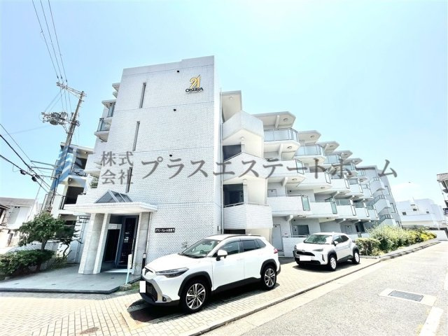 外観はホフホワイトのタイル貼りで、シックで落ち着いた趣があります♪