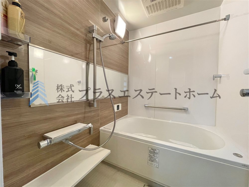 横長の鏡は浴室に個性的な印象を与えます♪【背景に写り込んだ所有物を消去する画像加工を行っています】