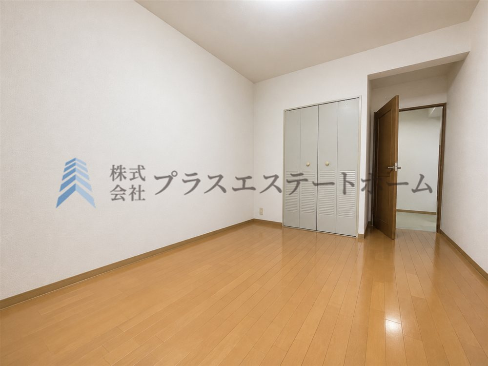 木目調のフローリング材でナチュラルな雰囲気のお部屋です♪【所有物を消去する画像加工を行っています】