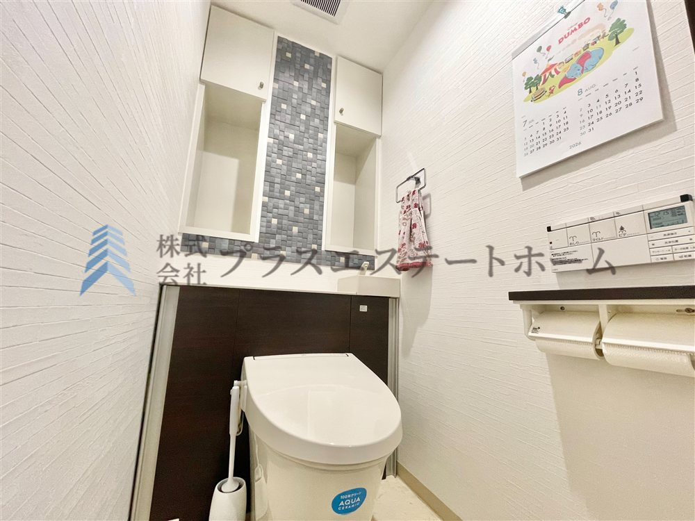 温水洗浄便座付きで、通年快適に利用できます。棚があるので、ペーパー類や掃除用具などをすっきりと収納できます♪