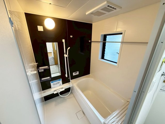 落ち着いた色合いの壁面が特徴の浴室。ゆっくり寛ぐ事の出来る空間です