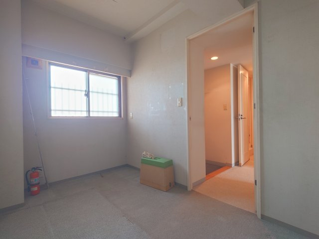 クローゼット付き・約4帖洋室