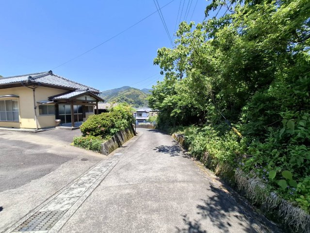 道も舗装されており、雨が降ってもぬかるみや土砂の流出が防げるため、車両も安全に通行できます。