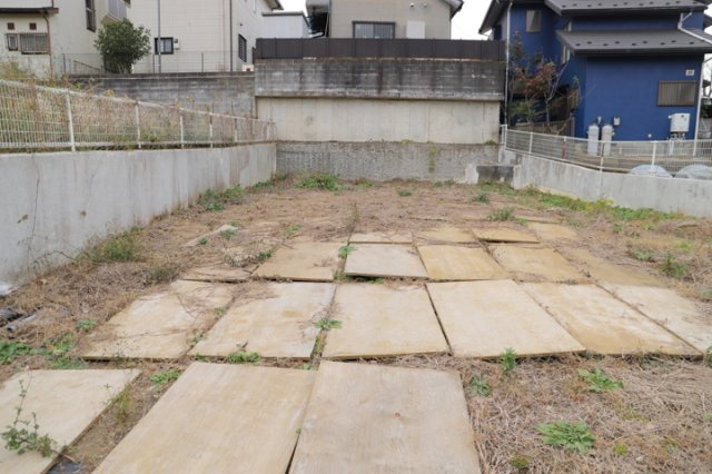 現地に行くなら、物件の周囲の地形がどうなっているかを見ることも大切です。周辺より低くなっている土地では、大雨などで水が集まりやすいため、地盤が弱くなっているということも考えられるため、注意が必要です。
