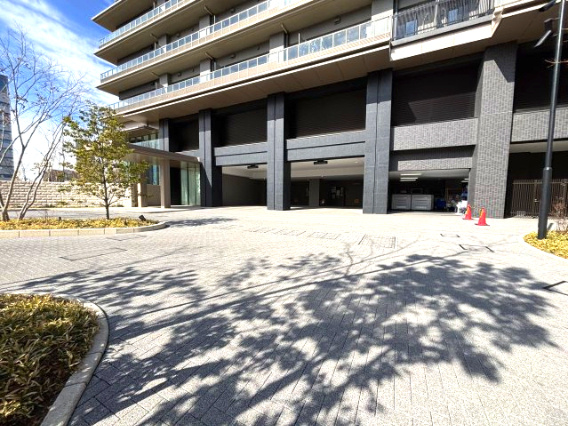 街並みに溶け込む、整然とした敷地内空間