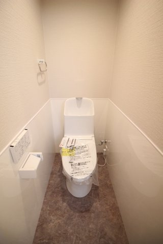 温水洗浄便座付きのトイレ。新規交換済なので気持ちよくお使いいただけます