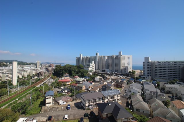 同じ高さに建物がない爽快な見晴らし。青い海も臨めます