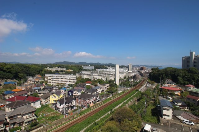 北側バルコニーからの見晴らし。眼下には京急線を望めます