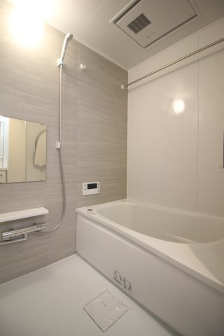 新規交換されたお風呂には浴室乾燥機付き。寒い季節も暖かく入れます