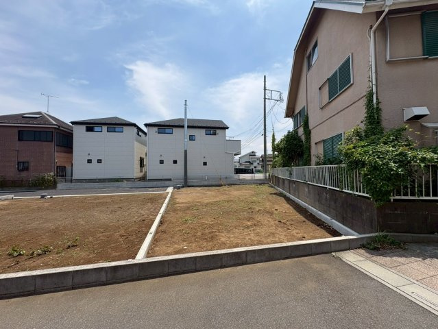 D区画　バス停から徒歩4分！閑静な住宅地！花田小学校まで徒歩2分(約160ｍ)お子様の通学は安心！スーパーマルサン越谷花田店徒歩5分(350ｍ)お買い物は近くて便利！お気軽にお問い合わせください！