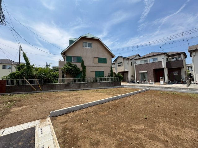 D区画　バス停から徒歩4分！閑静な住宅地！花田小学校まで徒歩2分(約160ｍ)お子様の通学は安心！スーパーマルサン越谷花田店徒歩5分(350ｍ)お買い物は近くて便利！お気軽にお問い合わせください！