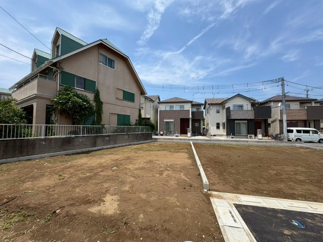 D区画　バス停から徒歩4分！閑静な住宅地！花田小学校まで徒歩2分(約160ｍ)お子様の通学は安心！スーパーマルサン越谷花田店徒歩5分(350ｍ)お買い物は近くて便利！お気軽にお問い合わせください！
