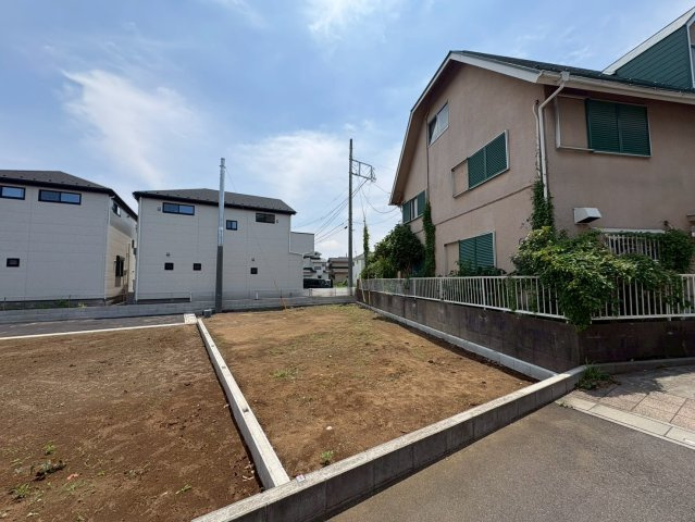 D区画　バス停から徒歩4分！閑静な住宅地！花田小学校まで徒歩2分(約160ｍ)お子様の通学は安心！スーパーマルサン越谷花田店徒歩5分(350ｍ)お買い物は近くて便利！お気軽にお問い合わせください！