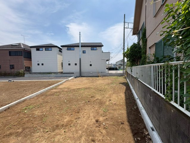 D区画　バス停から徒歩4分！閑静な住宅地！花田小学校まで徒歩2分(約160ｍ)お子様の通学は安心！スーパーマルサン越谷花田店徒歩5分(350ｍ)お買い物は近くて便利！お気軽にお問い合わせください！