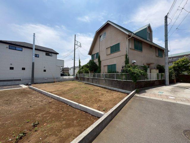 D区画　バス停から徒歩4分！閑静な住宅地！花田小学校まで徒歩2分(約160ｍ)お子様の通学は安心！スーパーマルサン越谷花田店徒歩5分(350ｍ)お買い物は近くて便利！お気軽にお問い合わせください！