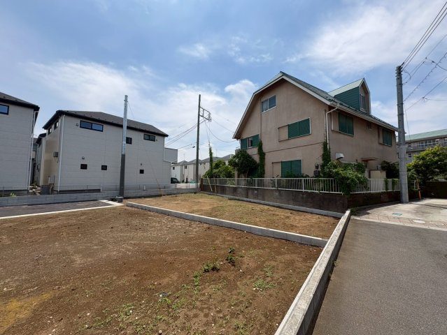 D区画　バス停から徒歩4分！閑静な住宅地！花田小学校まで徒歩2分(約160ｍ)お子様の通学は安心！スーパーマルサン越谷花田店徒歩5分(350ｍ)お買い物は近くて便利！お気軽にお問い合わせください！