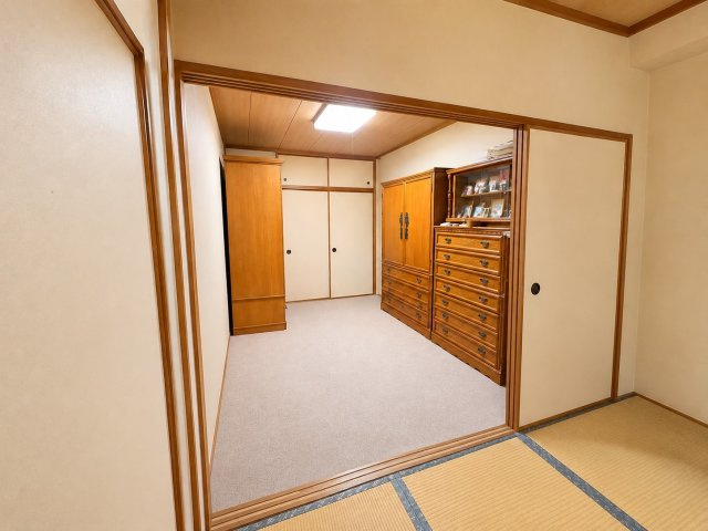6帖の和室が続き間となっており引き戸を開放することで広々とした空間として利用できます。親戚や友人が集まる際の客間としてはもちろん普段はそれぞれ独立した居室として使うことも可能。畳の落ち着いた雰囲気　