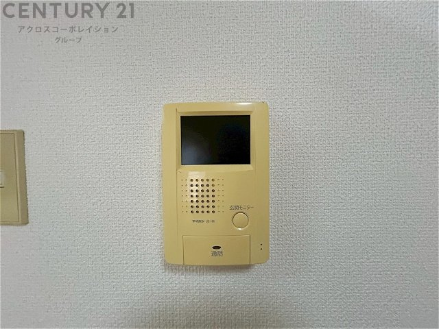 訪問者が来たときにテレビ画面で確認できるため、安心してドアを開けられます。録画機能があるものもあり、留守中に来訪者を記録しておくことができます。利便性が高く、セキュリティ面でも安心です。