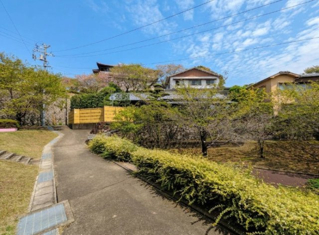 豊かな緑に囲まれた、落ち着きのある周辺環境です。建物へ続くアプローチはゆとりがあり、周囲の植栽とともに風情ある景観です。観光スポットが徒歩圏内にありながら、自然を身近に感じられる穏やかな環境です。