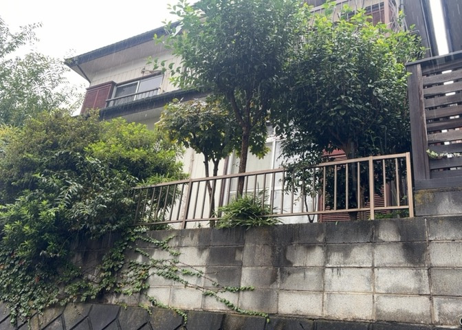 土地の形が極端に長細かったり、狭小地、あるいは道路との高低差がある傾斜地だった場合、後々売ろうとしても買い手がつかない場合もあります。後々、売却することになった時に価値の下がらない土地を選びましょう。