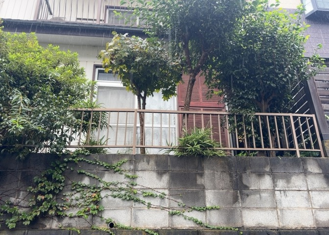 土地の面積＝住宅面積ではありません。建ぺい率の問題などで、土地のある場所によって住宅を建てられる面積は限られています。高さもしかり、「土地」という言葉の中には、建築条件も含まれると考えておきましょう。
