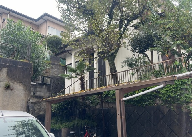 土地の前の道路に消火栓が設置されていることがあります。この場合、道路交通法第45条第1項により、駐車禁止の場所が指定されています。そのため、車庫などの駐車スペースをつくることができない場合があります。