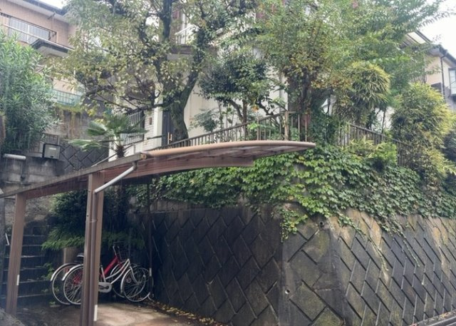 現地に行くなら、物件の周囲の地形がどうなっているかを見ることも大切です。周辺より低くなっている土地では、大雨などで水が集まりやすいため、地盤が弱くなっているということも考えられるため、注意が必要です。