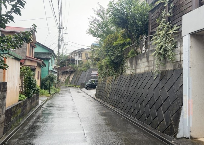 家を建てる前提で土地を探している場合、地盤の丈夫さは譲れない条件の一つです。地盤が脆弱だと追加工事が必要となります。また、過去に地盤沈下や液状化現象を起こした土地は、できるだけ避けた方がいいでしょう。