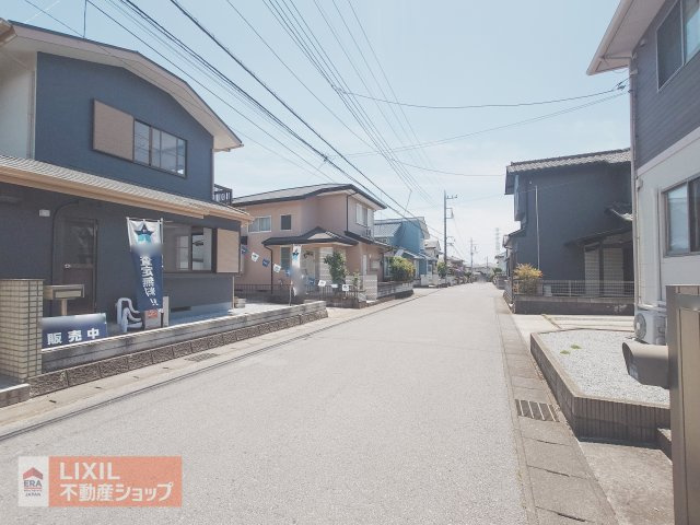 【前面道路】現地完成写真。前面道路は道の広さも十分確保されており駐車も楽々です。