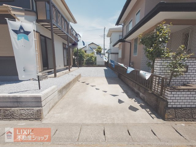 【駐車スペース】駐車スペースになります。実際のお車の車種とあわせましてご確認ください。舗装されているので出し入れがしやすく雨の日も足元が汚れにくくなっています。