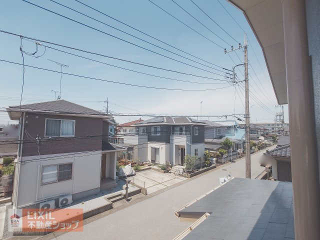 【建物からの眺望】現地完成写真。バルコニーからの景色。十分な間隔が確保されております。