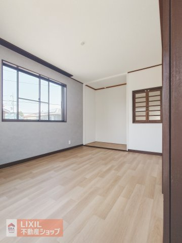 【洋室】2階の洋室は南向きで日当たり、風通しもよく心地よい自分だけの空間に。バルコニーへ直接行けます。