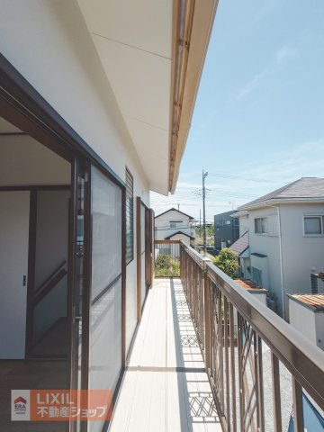 【バルコニー】南向きの広々バルコニーは日当たり、風通しが良く、お布団や洗濯物がたくさん干せます。