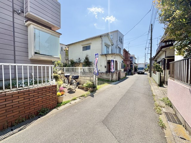北西側約4ｍ公道に約3.9ｍ接道した敷地約14坪。両新田小学校まで徒歩約8分（約600ｍ）お子様の通学にも安心の距離です。自由設計で夢のマイホームはいかがでしょうか。当社無料の間取り作成も承ります！