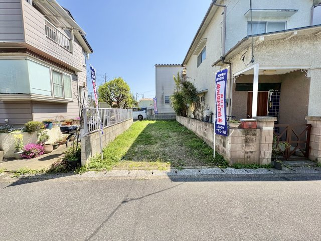 北西側約4ｍ公道に約3.9ｍ接道した敷地約14坪。両新田小学校まで徒歩約8分（約600ｍ）お子様の通学にも安心の距離です。自由設計で夢のマイホームはいかがでしょうか。当社無料の間取り作成も承ります！