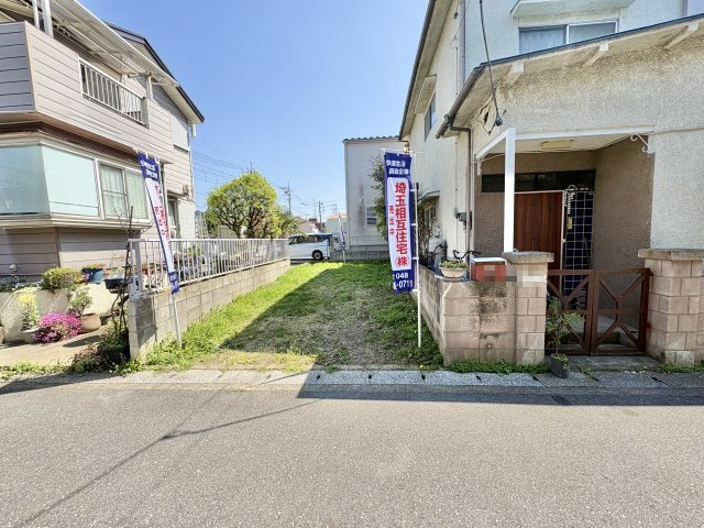北西側約4ｍ公道に約3.9ｍ接道した敷地約14坪。両新田小学校まで徒歩約8分（約600ｍ）お子様の通学にも安心の距離です。自由設計で夢のマイホームはいかがでしょうか。当社無料の間取り作成も承ります！