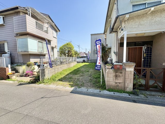 北西側約4ｍ公道に約3.9ｍ接道した敷地約14坪。両新田小学校まで徒歩約8分（約600ｍ）お子様の通学にも安心の距離です。自由設計で夢のマイホームはいかがでしょうか。当社無料の間取り作成も承ります！